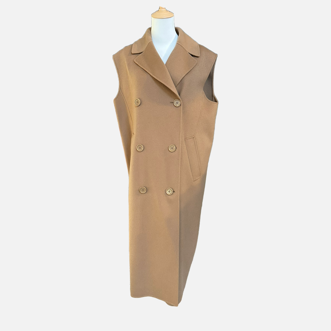 Max Mara tan long blazer The Cotswolds Daughter
classical tan designer blazer women
Max Mara woolen blazer editorial style
luxury longline blazer women